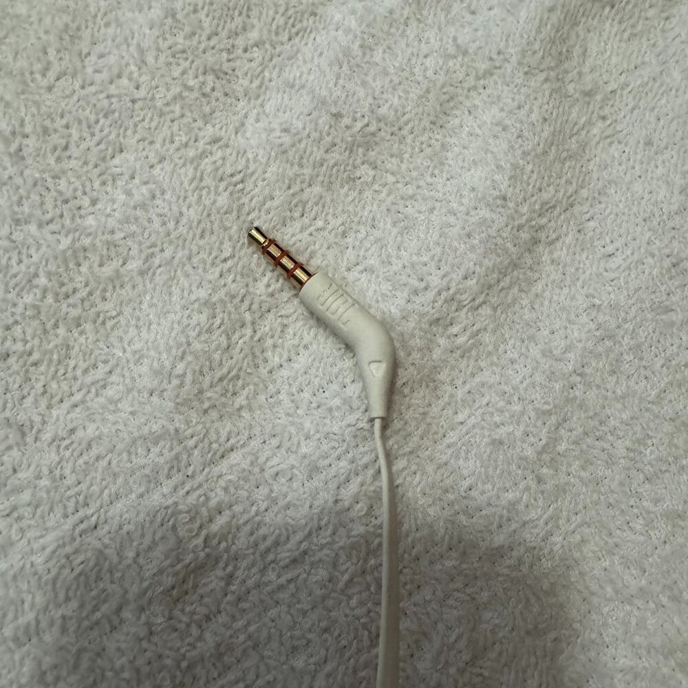 JBL In-Ear Headphone with One-Button Remote, White - Picture 6 of 6